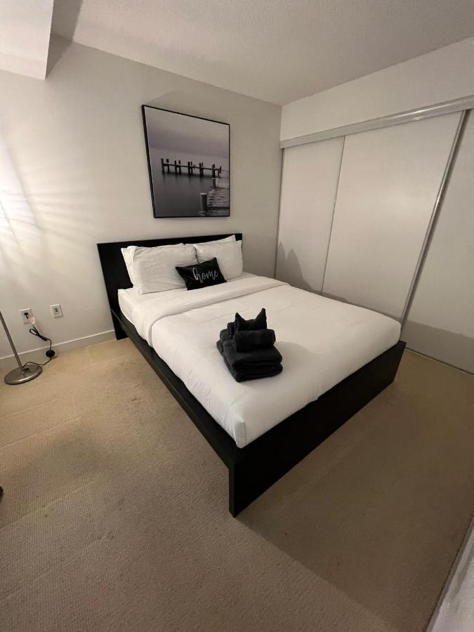 Cozy Open Concept 2Br 2Bath W/Parking -Jays/Cn Leilighet Toronto Eksteriør bilde