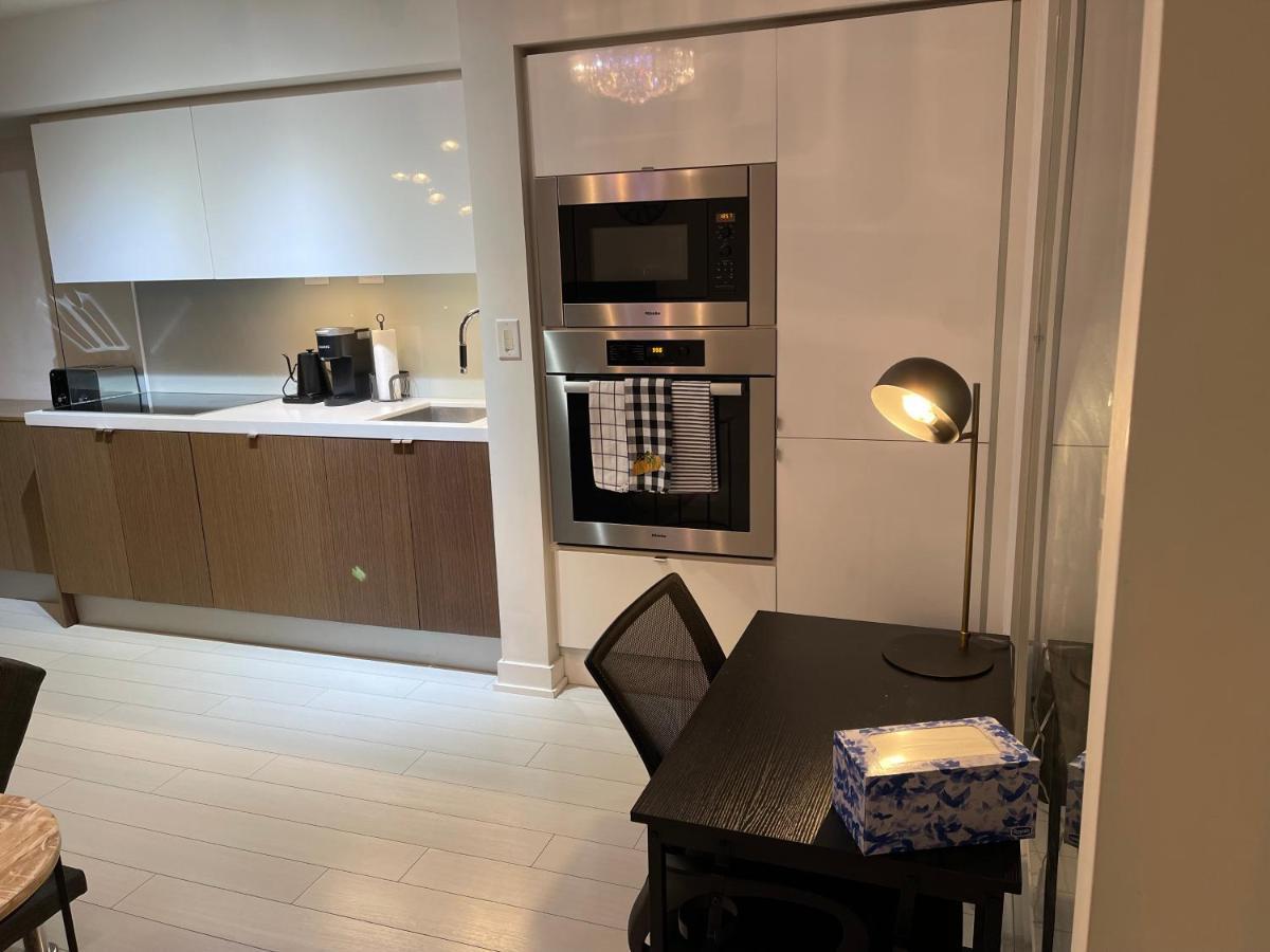 Cozy Open Concept 2Br 2Bath W/Parking -Jays/Cn Leilighet Toronto Eksteriør bilde