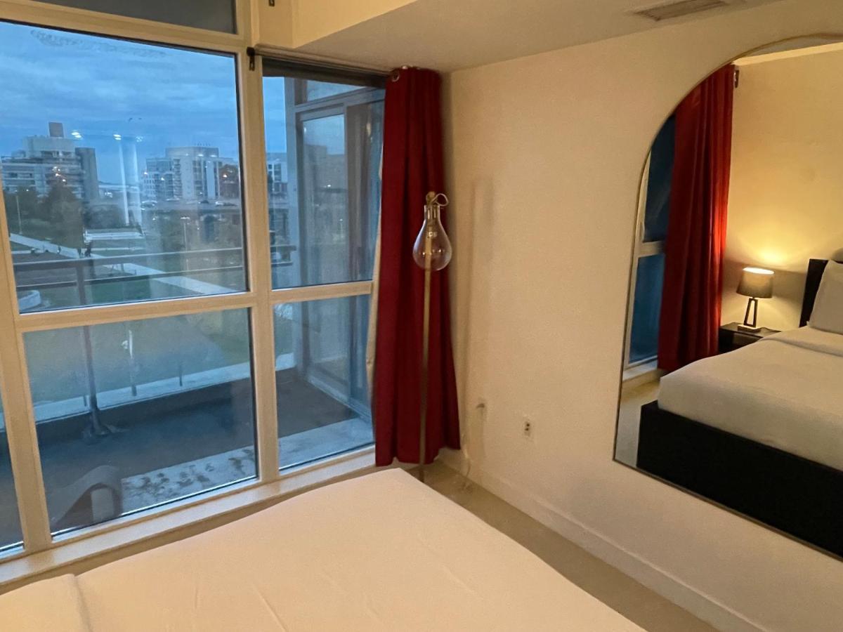 Cozy Open Concept 2Br 2Bath W/Parking -Jays/Cn Leilighet Toronto Eksteriør bilde