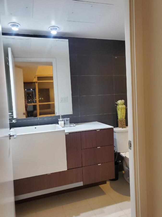 Cozy Open Concept 2Br 2Bath W/Parking -Jays/Cn Leilighet Toronto Eksteriør bilde