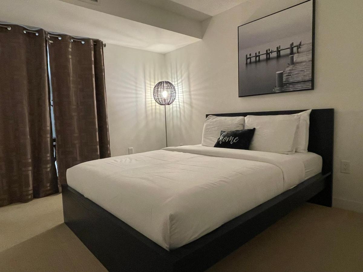 Cozy Open Concept 2Br 2Bath W/Parking -Jays/Cn Leilighet Toronto Eksteriør bilde