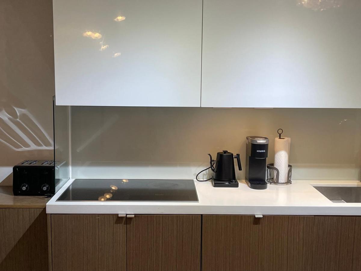 Cozy Open Concept 2Br 2Bath W/Parking -Jays/Cn Leilighet Toronto Eksteriør bilde