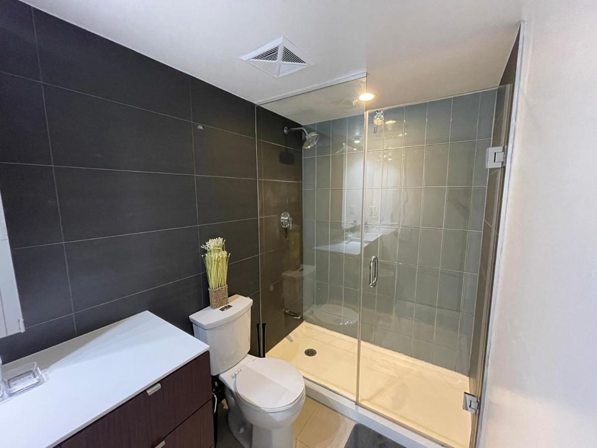 Cozy Open Concept 2Br 2Bath W/Parking -Jays/Cn Leilighet Toronto Eksteriør bilde