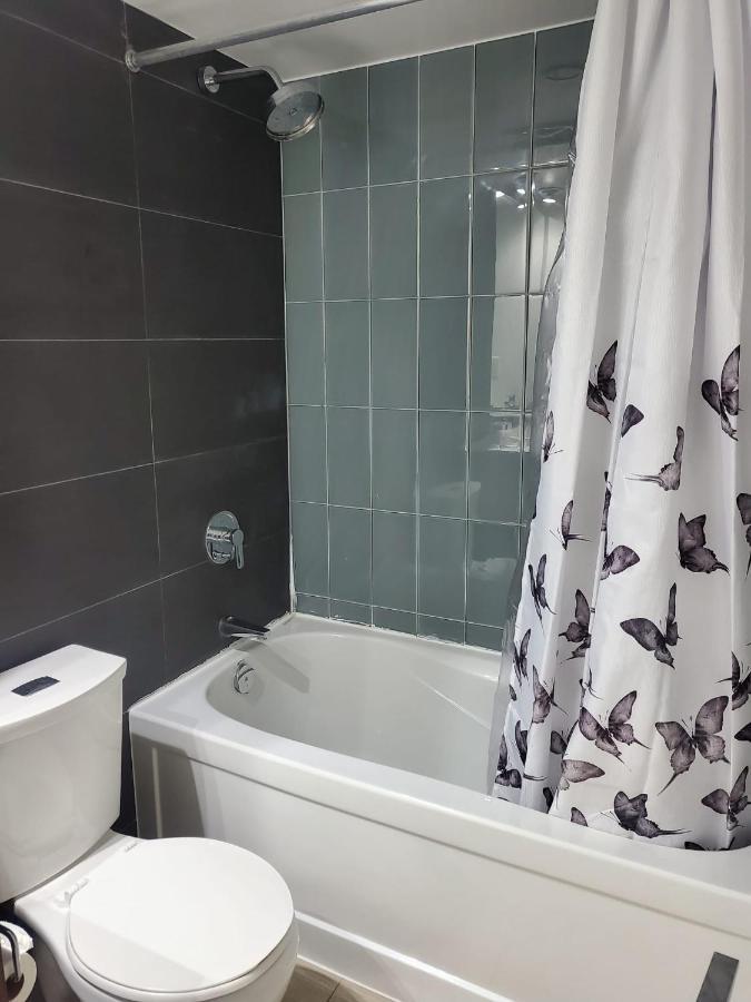 Cozy Open Concept 2Br 2Bath W/Parking -Jays/Cn Leilighet Toronto Eksteriør bilde