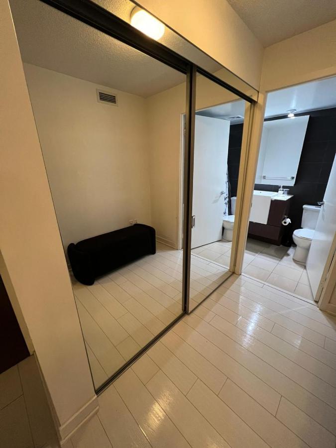 Cozy Open Concept 2Br 2Bath W/Parking -Jays/Cn Leilighet Toronto Eksteriør bilde